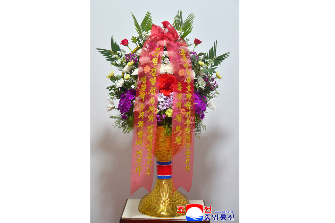 위대한 수령 김일성동지와 위대한 령도자 김정일동지의 동상에 외국의 단체, 인사, 재중동포들이 꽃바구니를 보내여왔다