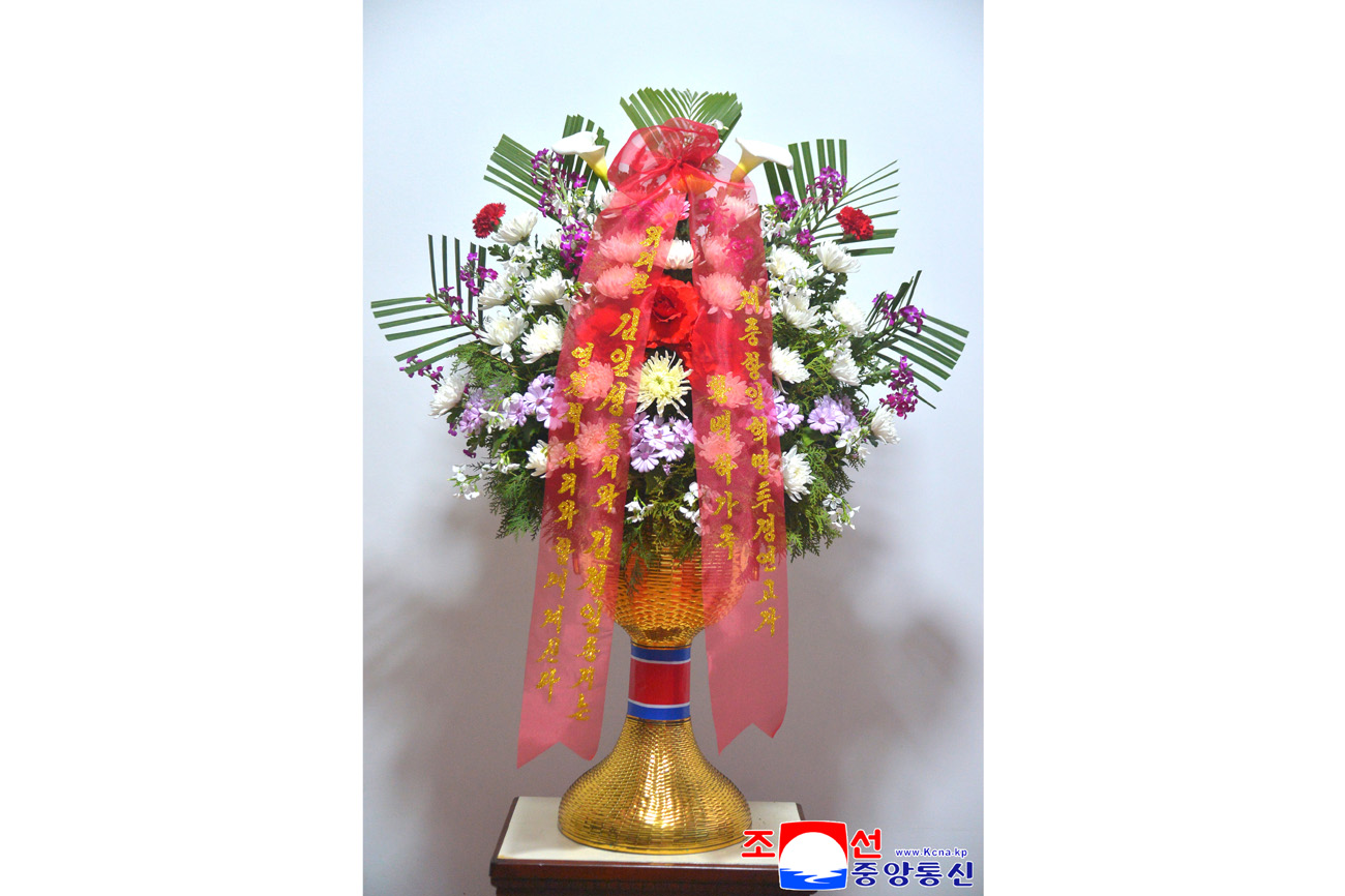 위대한 수령 김일성동지와 위대한 령도자 김정일동지의 동상에 외국의 단체, 인사, 재중동포들이 꽃바구니를 보내여왔다
