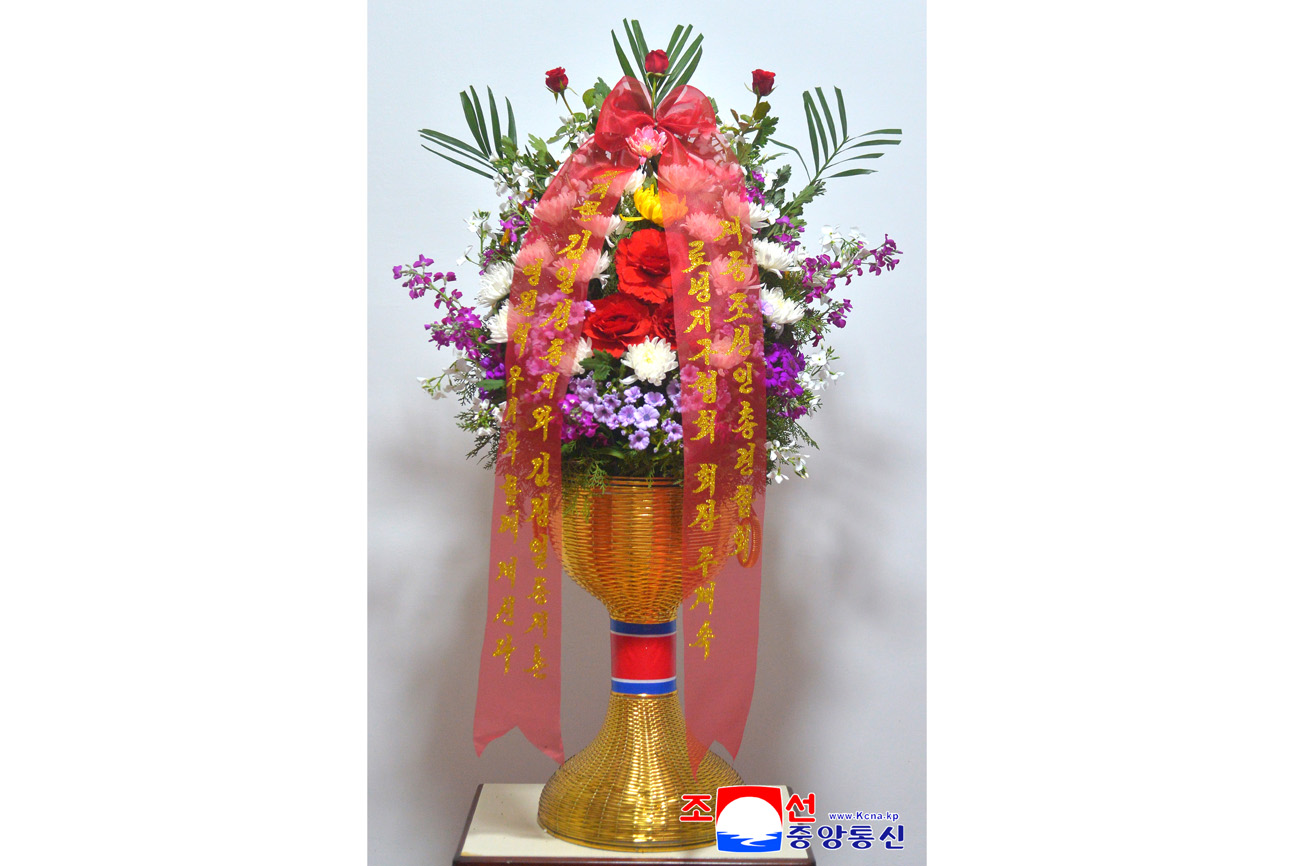 위대한 수령 김일성동지와 위대한 령도자 김정일동지의 동상에 외국의 단체, 인사, 재중동포들이 꽃바구니를 보내여왔다