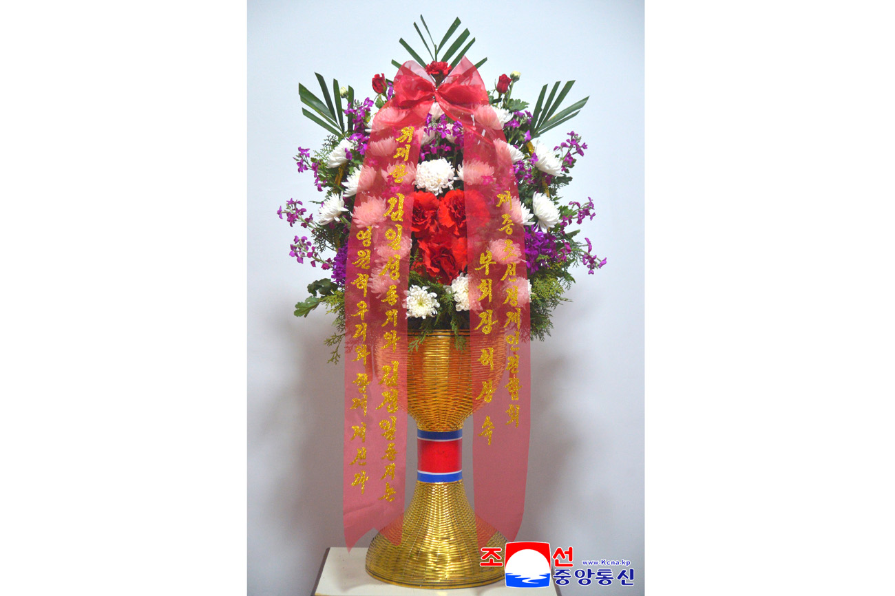 위대한 수령 김일성동지와 위대한 령도자 김정일동지의 동상에 외국의 단체, 인사, 재중동포들이 꽃바구니를 보내여왔다