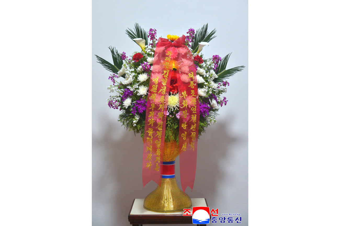 위대한 수령 김일성동지와 위대한 령도자 김정일동지의 동상에 외국의 단체, 인사, 재중동포들이 꽃바구니를 보내여왔다
