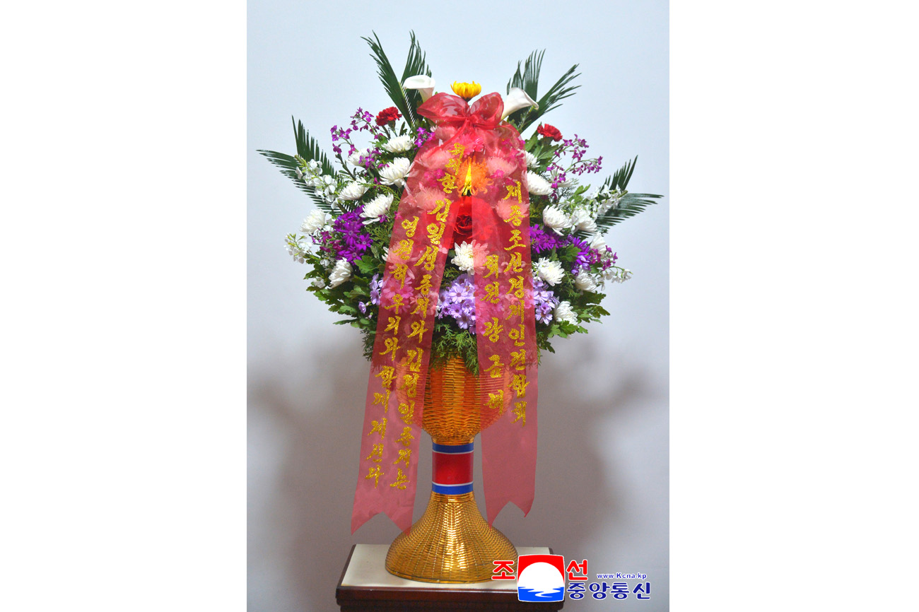 위대한 수령 김일성동지와 위대한 령도자 김정일동지의 동상에 외국의 단체, 인사, 재중동포들이 꽃바구니를 보내여왔다