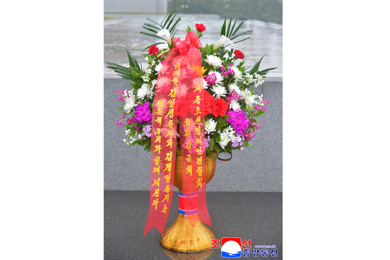 위대한 수령 김일성동지와 위대한 령도자 김정일동지의 동상에 외국의 단체, 인사, 재중동포들이 꽃바구니를 보내여왔다