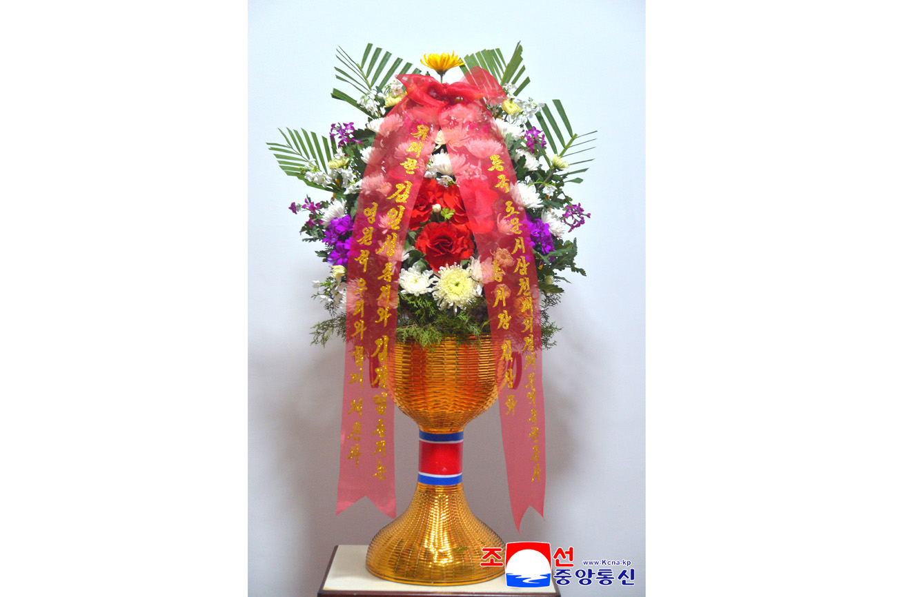 위대한 수령 김일성동지와 위대한 령도자 김정일동지의 동상에 외국의 단체, 인사, 재중동포들이 꽃바구니를 보내여왔다