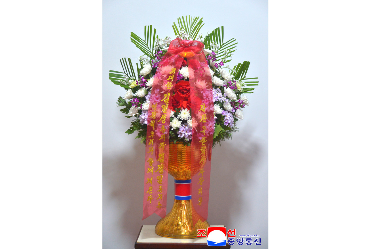 위대한 수령 김일성동지와 위대한 령도자 김정일동지의 동상에 외국의 단체, 인사, 재중동포들이 꽃바구니를 보내여왔다