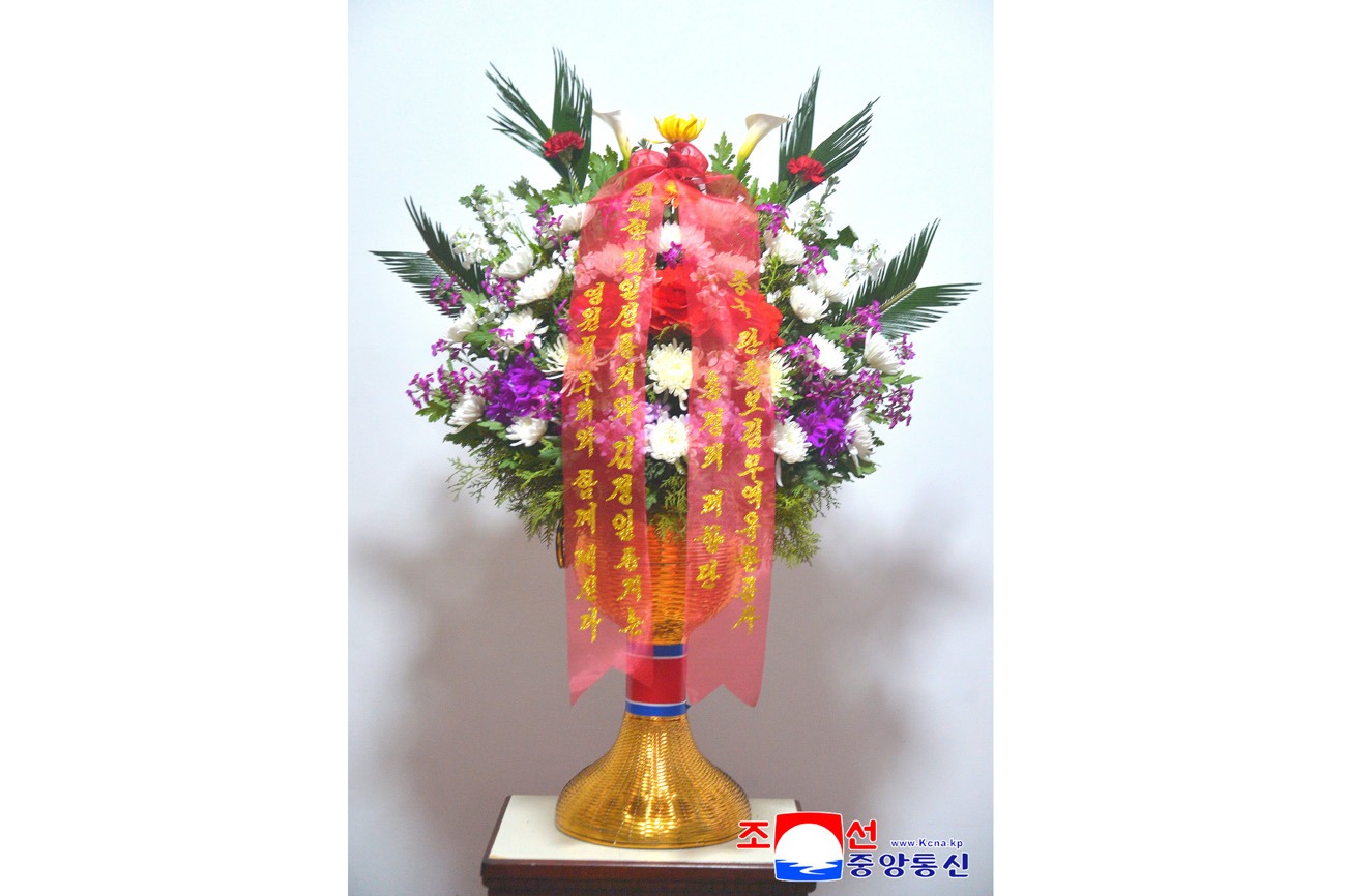 위대한 수령 김일성동지와 위대한 령도자 김정일동지의 동상에 외국의 단체, 인사, 재중동포들이 꽃바구니를 보내여왔다
