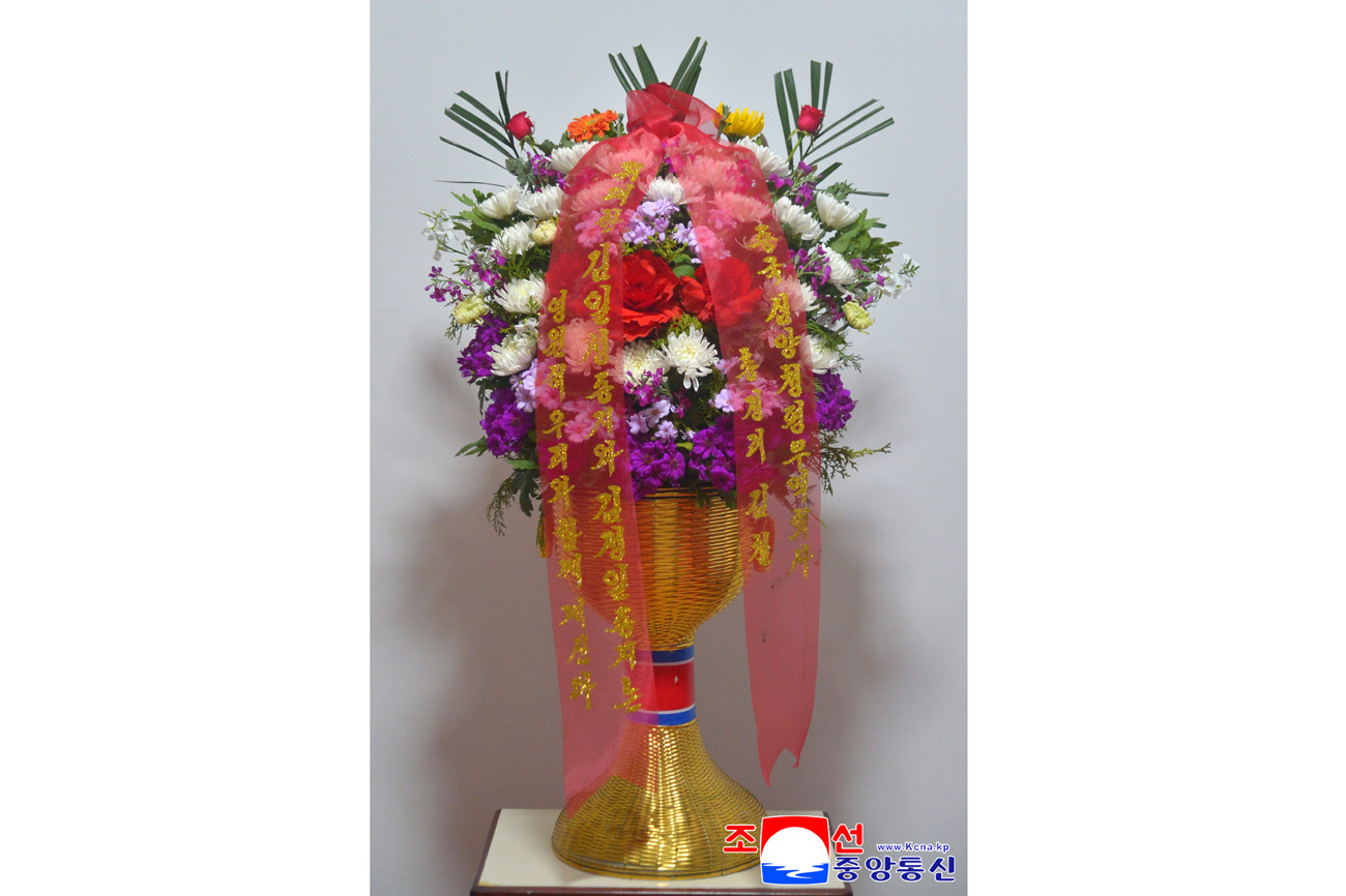 위대한 수령 김일성동지와 위대한 령도자 김정일동지의 동상에 외국의 단체, 인사, 재중동포들이 꽃바구니를 보내여왔다