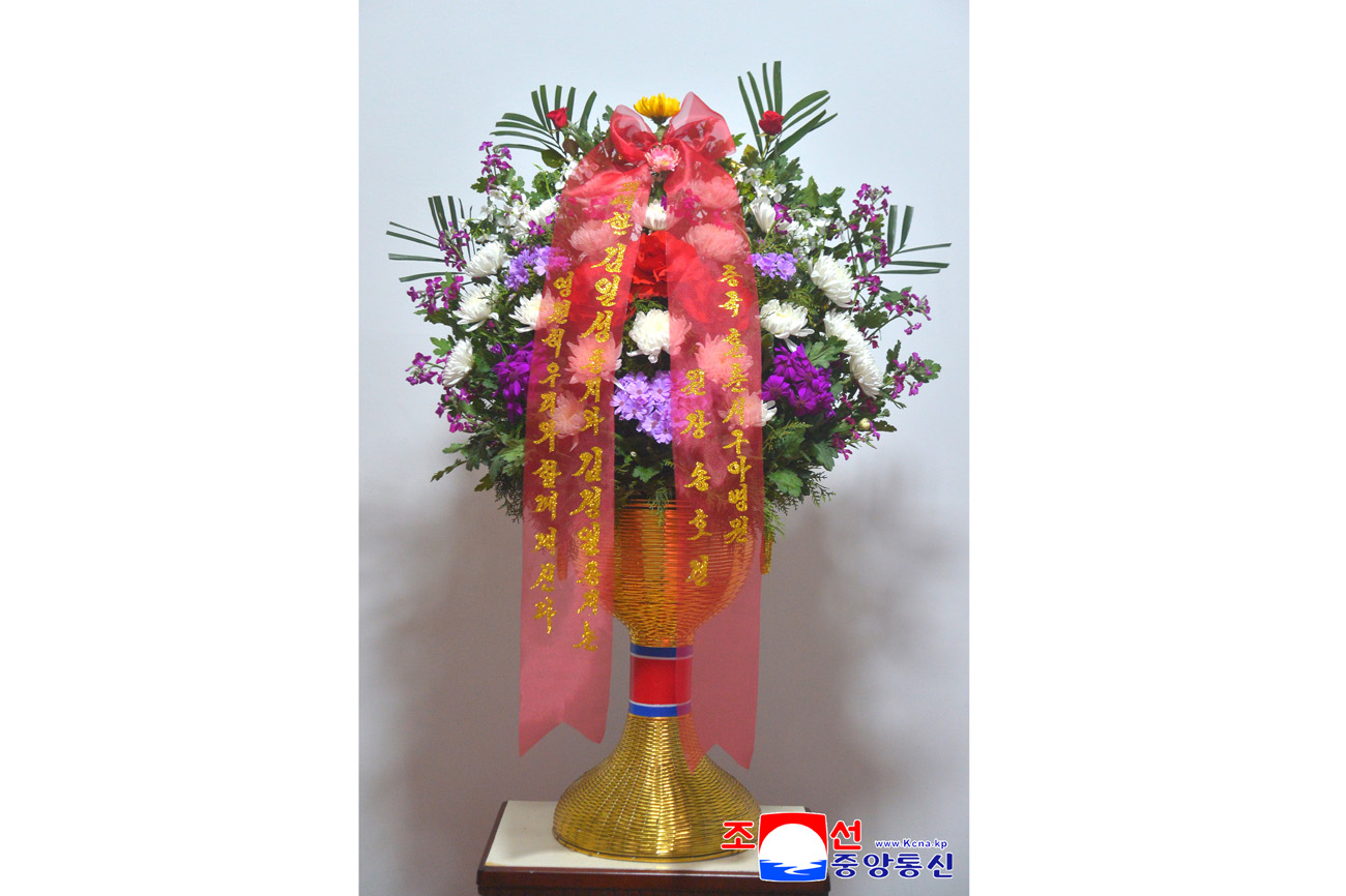 위대한 수령 김일성동지와 위대한 령도자 김정일동지의 동상에 외국의 단체, 인사, 재중동포들이 꽃바구니를 보내여왔다