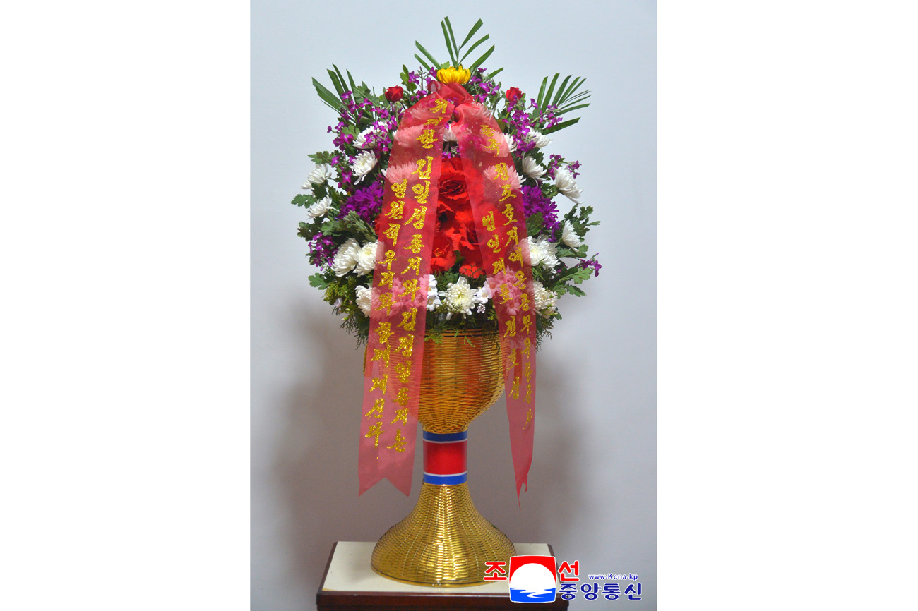위대한 수령 김일성동지와 위대한 령도자 김정일동지의 동상에 외국의 단체, 인사, 재중동포들이 꽃바구니를 보내여왔다