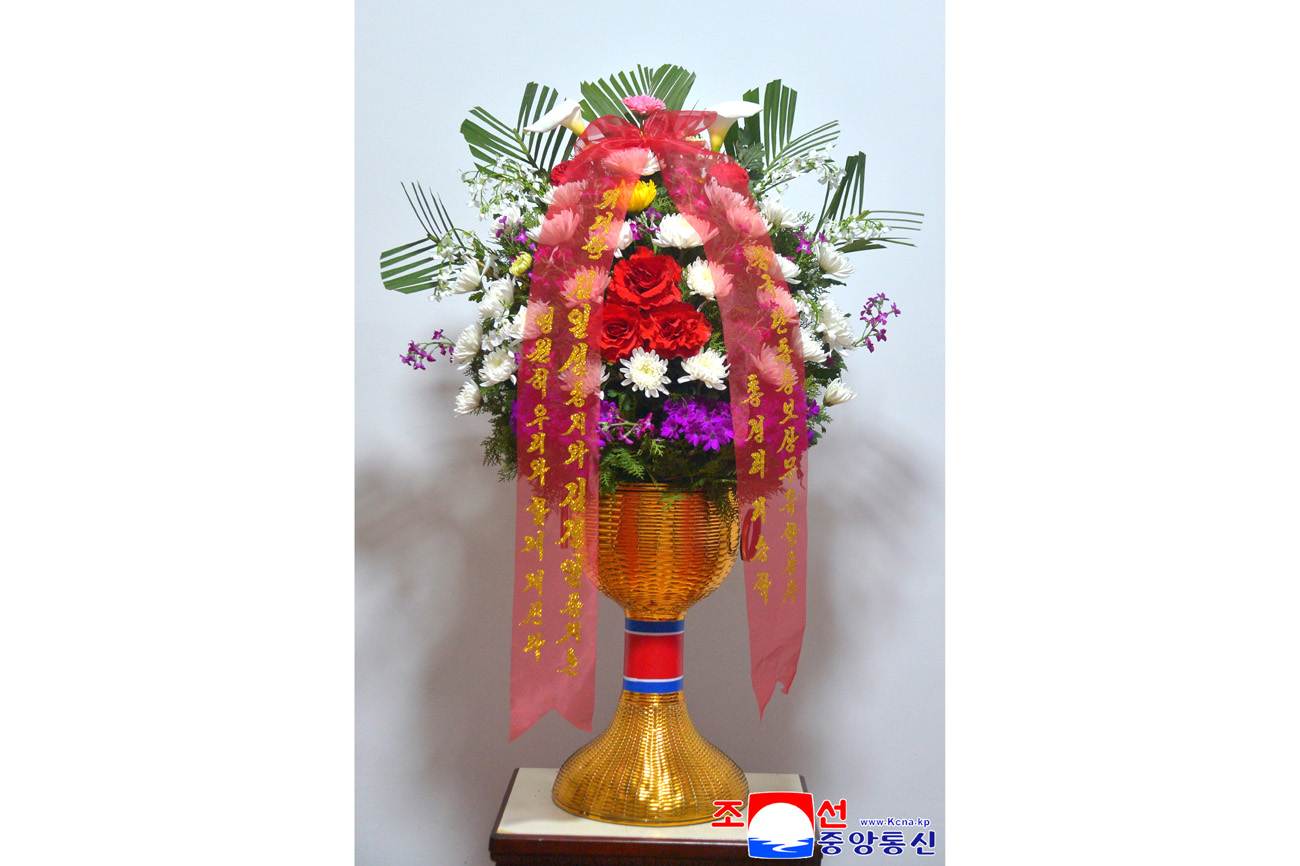 위대한 수령 김일성동지와 위대한 령도자 김정일동지의 동상에 외국의 단체, 인사, 재중동포들이 꽃바구니를 보내여왔다