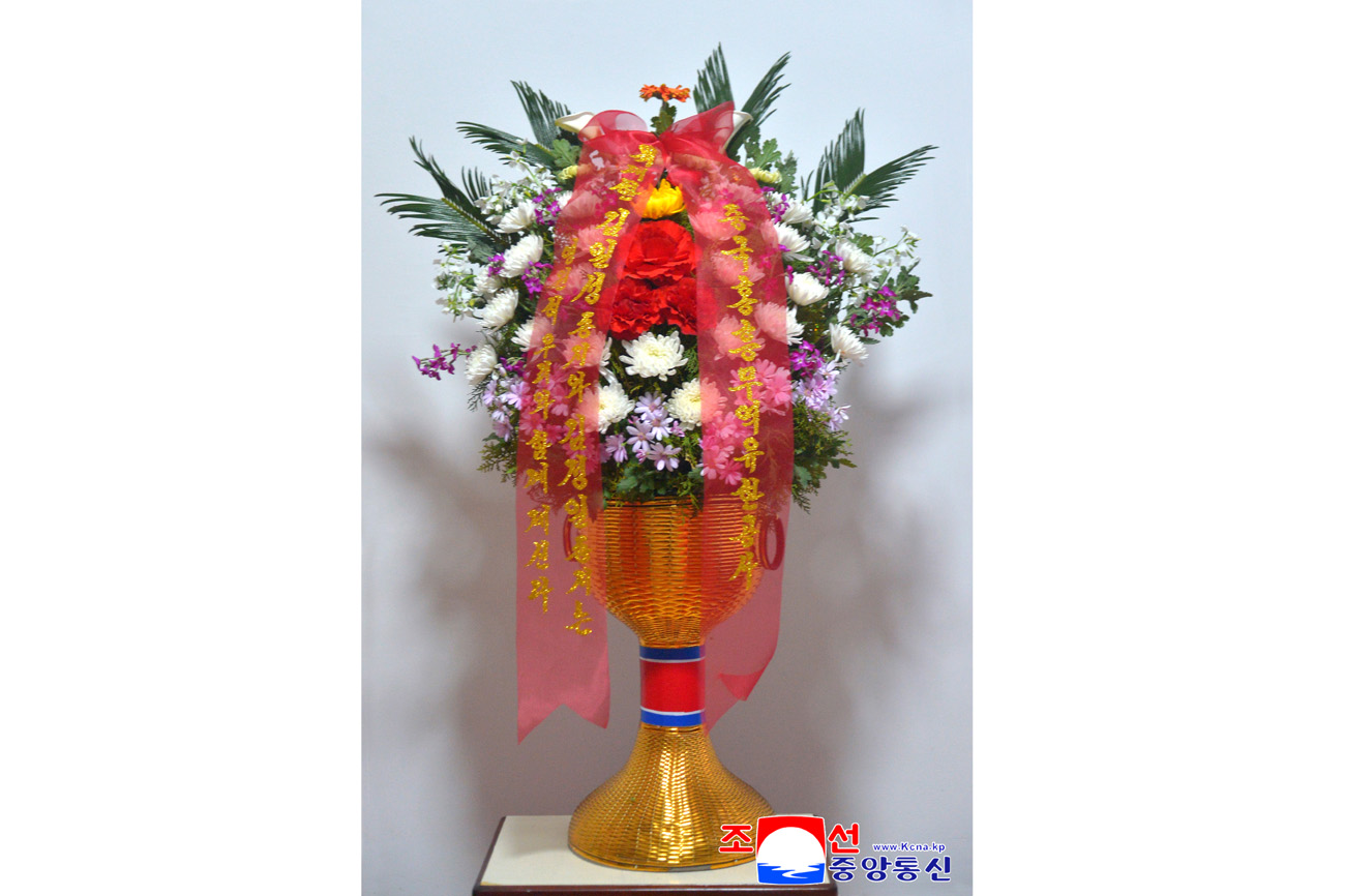 위대한 수령 김일성동지와 위대한 령도자 김정일동지의 동상에 외국의 단체, 인사, 재중동포들이 꽃바구니를 보내여왔다