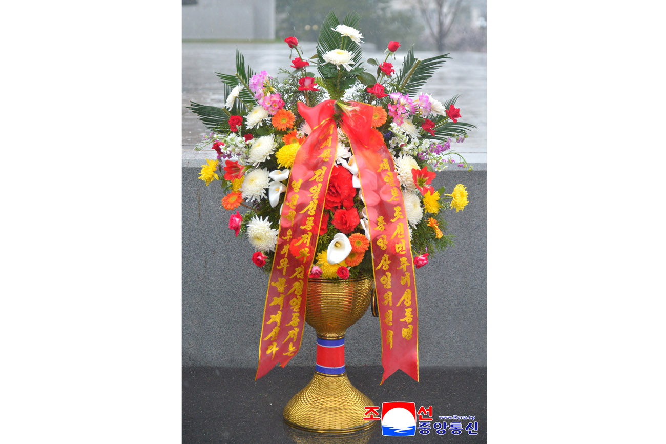 위대한 수령 김일성동지와 위대한 령도자 김정일동지의 동상에 해외동포조직들이 꽃바구니를 보내여왔다