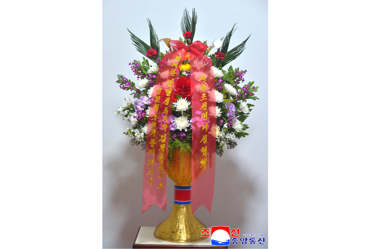 위대한 수령 김일성동지와 위대한 령도자 김정일동지의 동상에 해외동포조직들이 꽃바구니를 보내여왔다