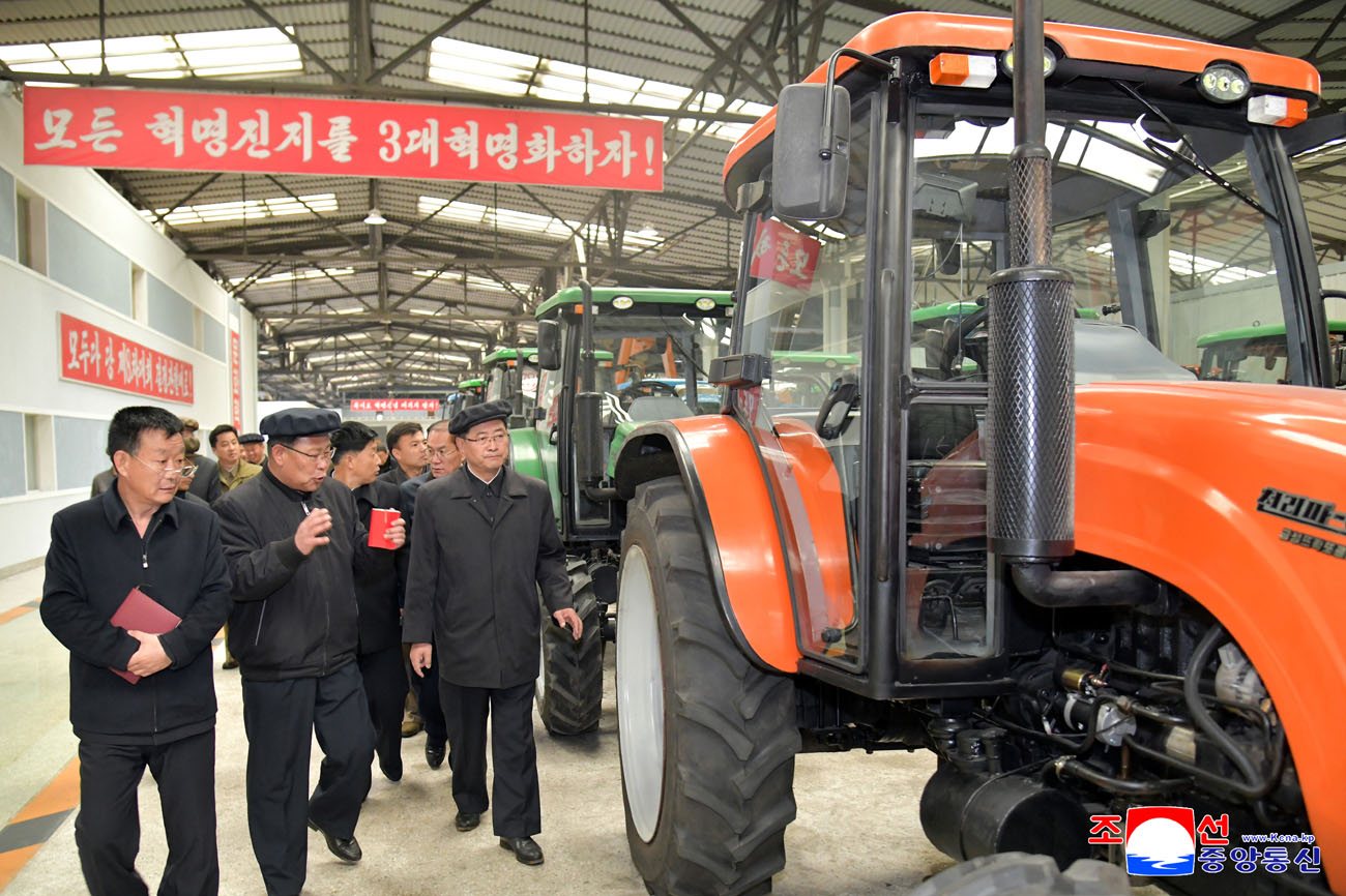 박태성 내각총리 인민경제 여러 부문 사업을 현지료해