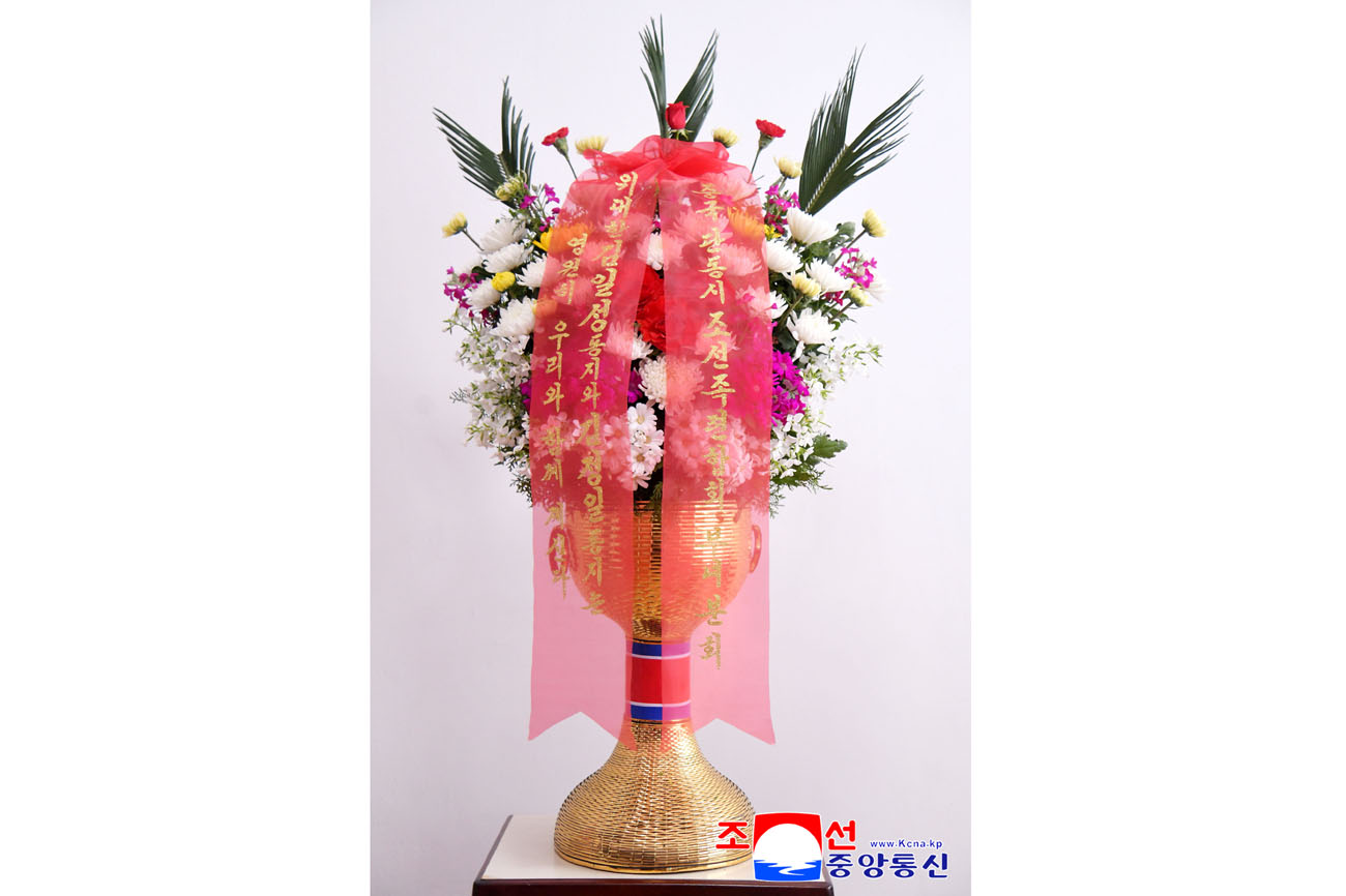 위대한 수령 김일성동지와 위대한 령도자 김정일동지의 동상에 재중동포단체들이 꽃바구니를 보내여왔다