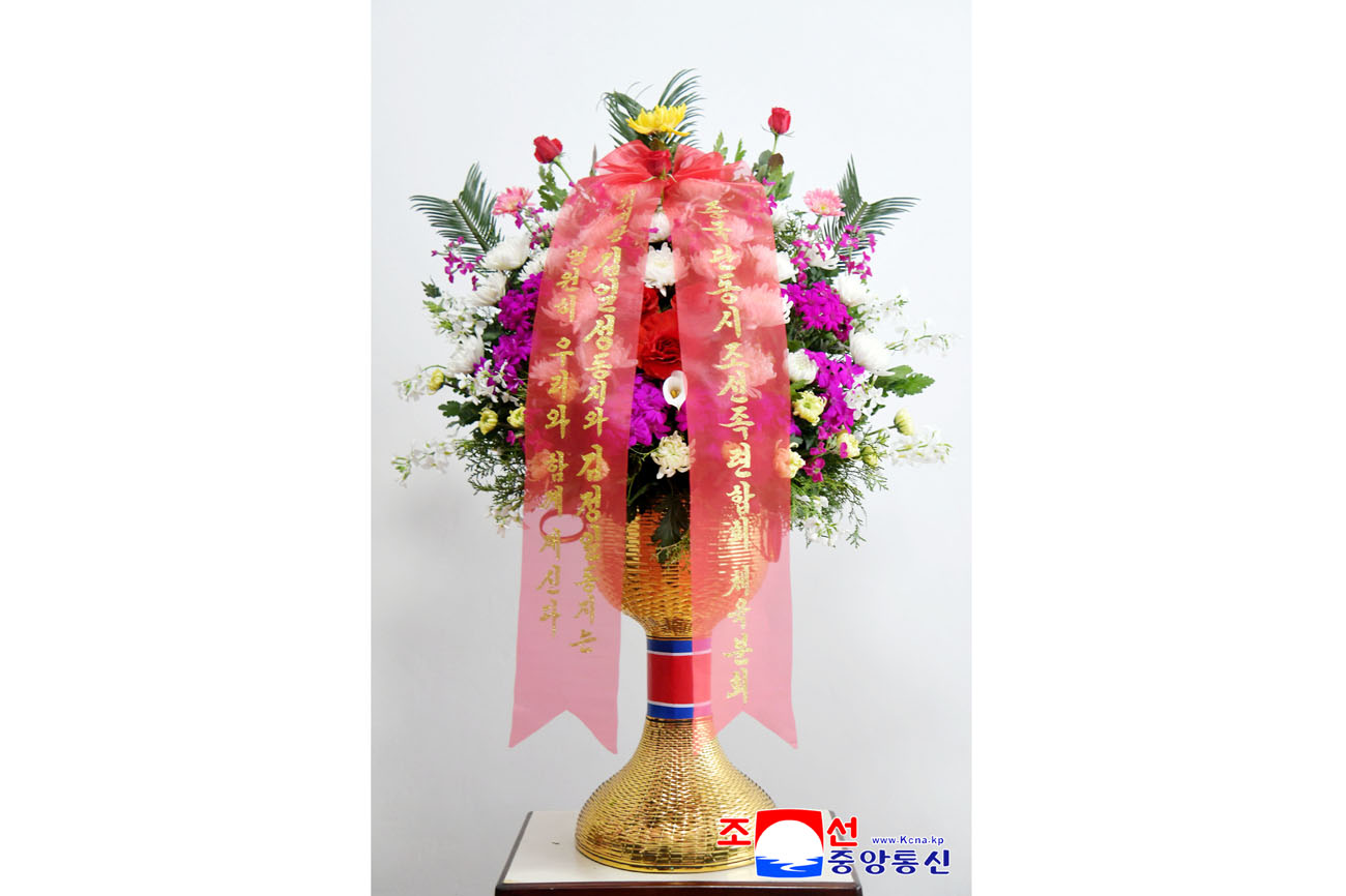 위대한 수령 김일성동지와 위대한 령도자 김정일동지의 동상에 재중동포단체들이 꽃바구니를 보내여왔다