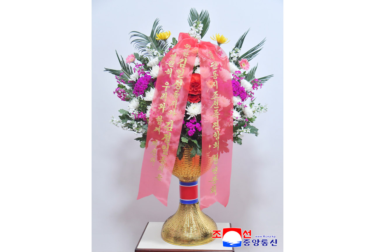 위대한 수령 김일성동지와 위대한 령도자 김정일동지의 동상에 재중동포단체들이 꽃바구니를 보내여왔다