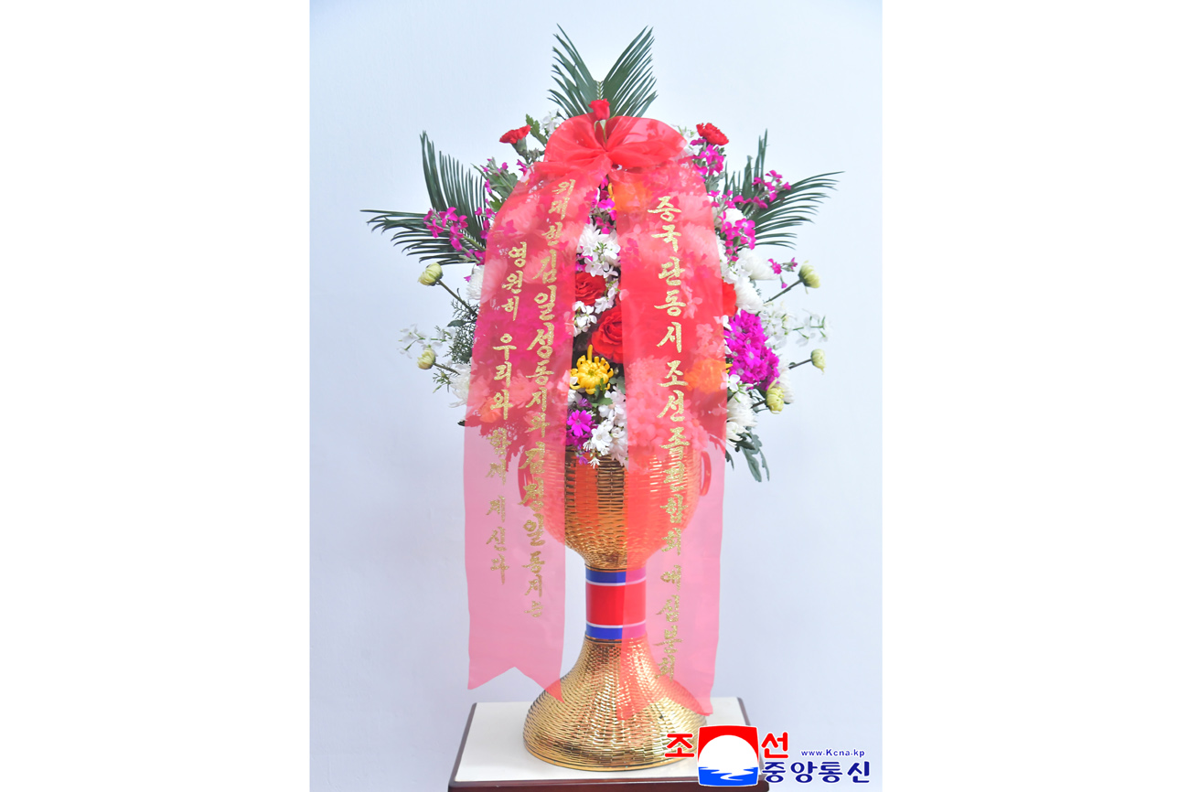 위대한 수령 김일성동지와 위대한 령도자 김정일동지의 동상에 재중동포단체들이 꽃바구니를 보내여왔다