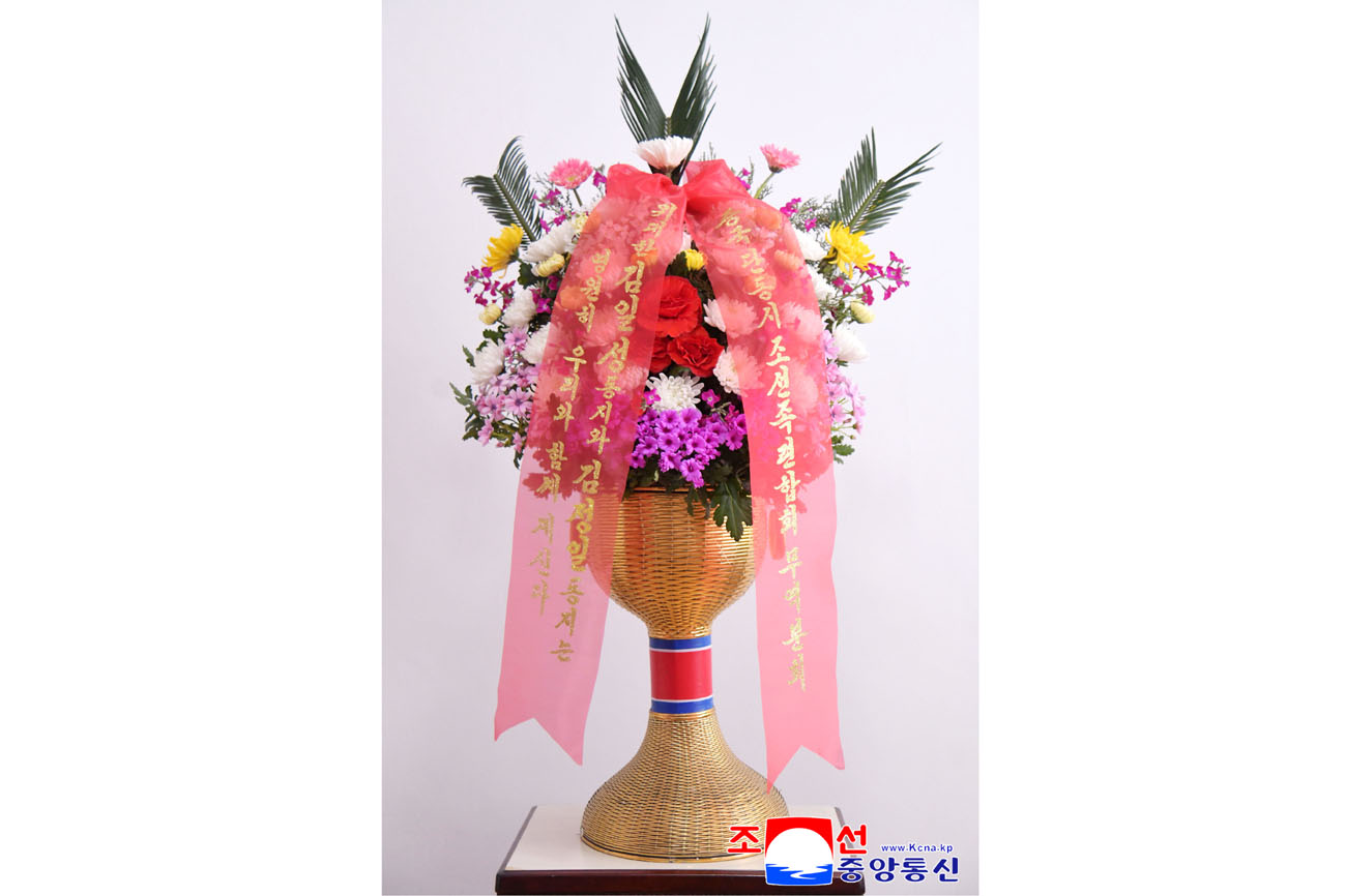 위대한 수령 김일성동지와 위대한 령도자 김정일동지의 동상에 재중동포단체들이 꽃바구니를 보내여왔다