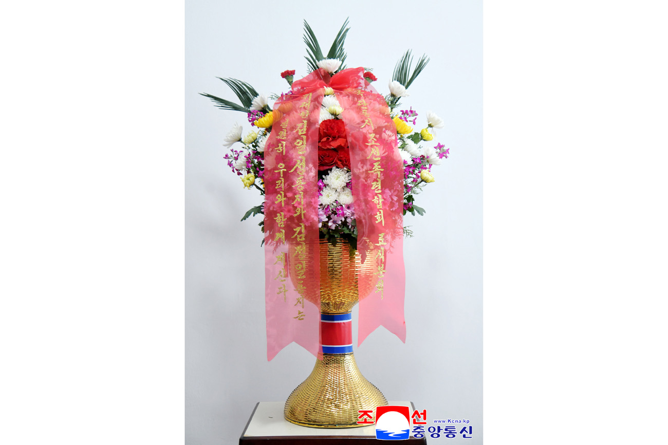 위대한 수령 김일성동지와 위대한 령도자 김정일동지의 동상에 재중동포단체들이 꽃바구니를 보내여왔다