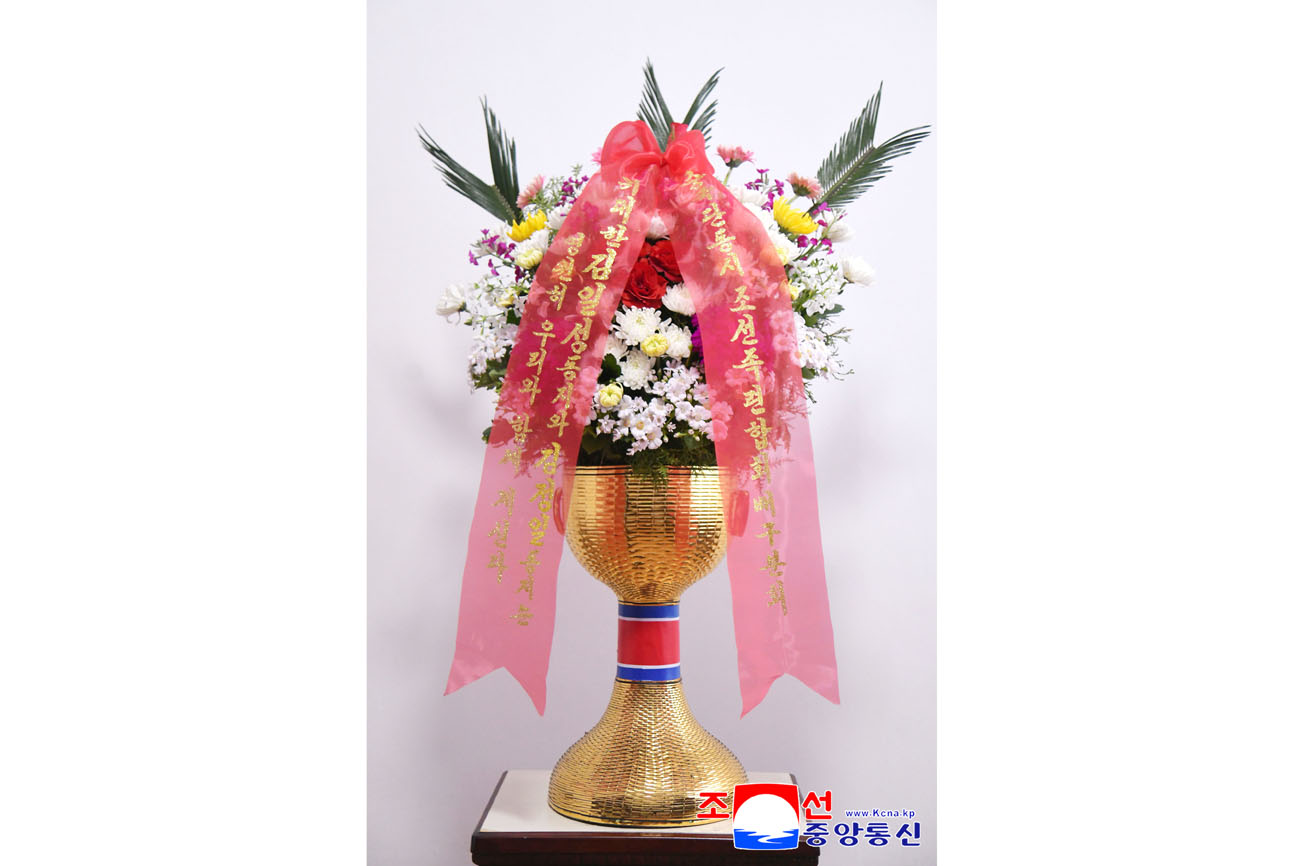 위대한 수령 김일성동지와 위대한 령도자 김정일동지의 동상에 재중동포단체들이 꽃바구니를 보내여왔다