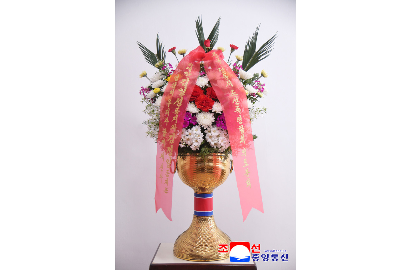 위대한 수령 김일성동지와 위대한 령도자 김정일동지의 동상에 재중동포단체들이 꽃바구니를 보내여왔다