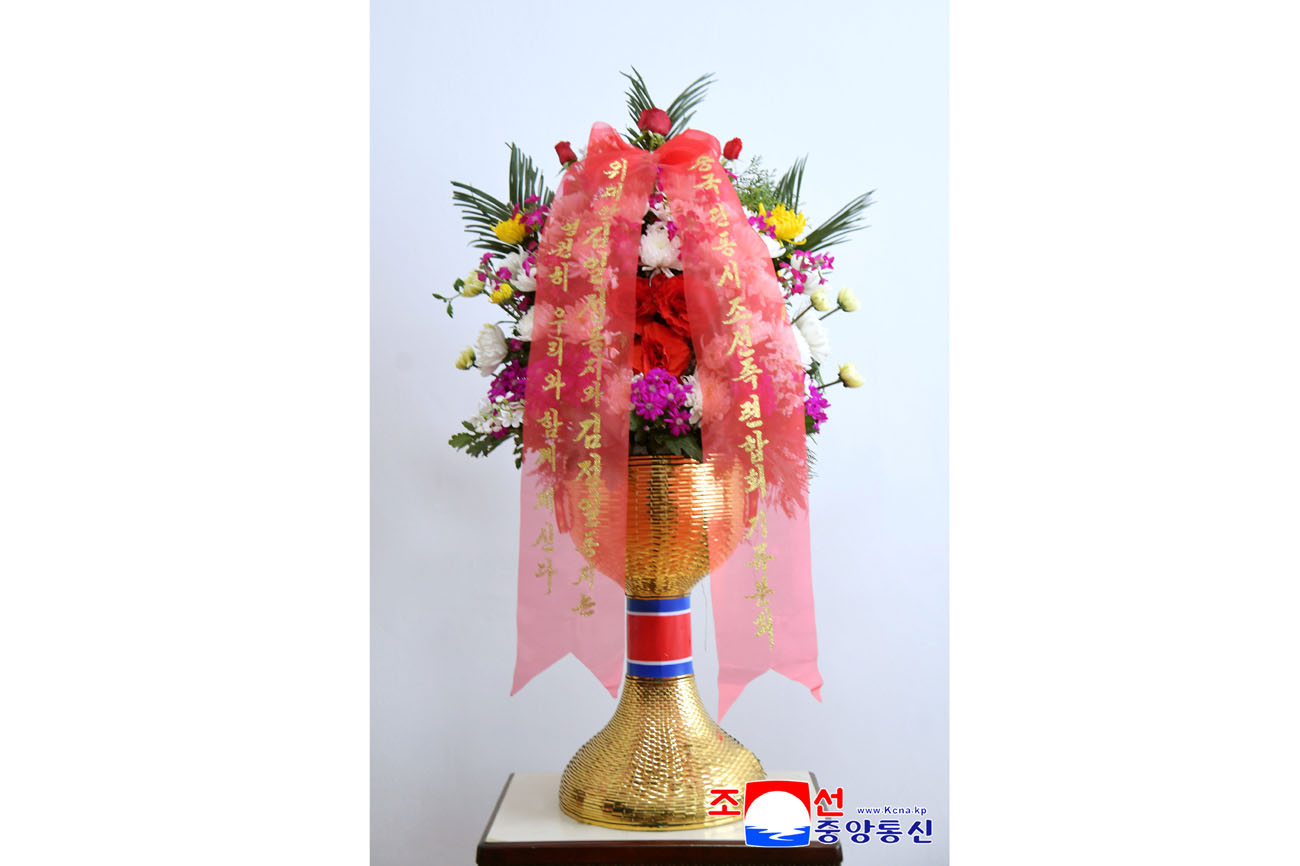 위대한 수령 김일성동지와 위대한 령도자 김정일동지의 동상에 재중동포단체들이 꽃바구니를 보내여왔다