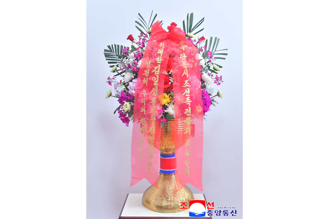 위대한 수령 김일성동지와 위대한 령도자 김정일동지의 동상에 재중동포단체들이 꽃바구니를 보내여왔다