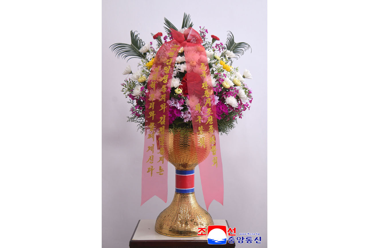 위대한 수령 김일성동지와 위대한 령도자 김정일동지의 동상에 재중동포단체들이 꽃바구니를 보내여왔다