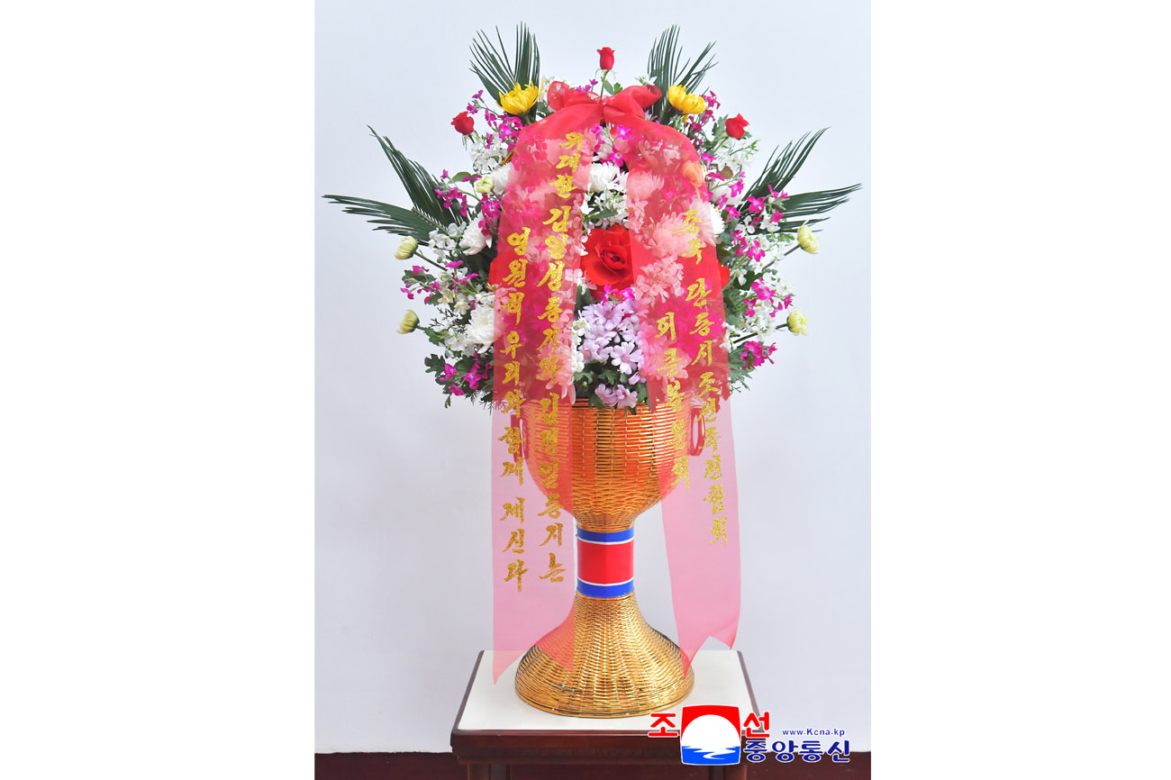 위대한 수령 김일성동지와 위대한 령도자 김정일동지의 동상에 재중동포단체들이 꽃바구니를 보내여왔다