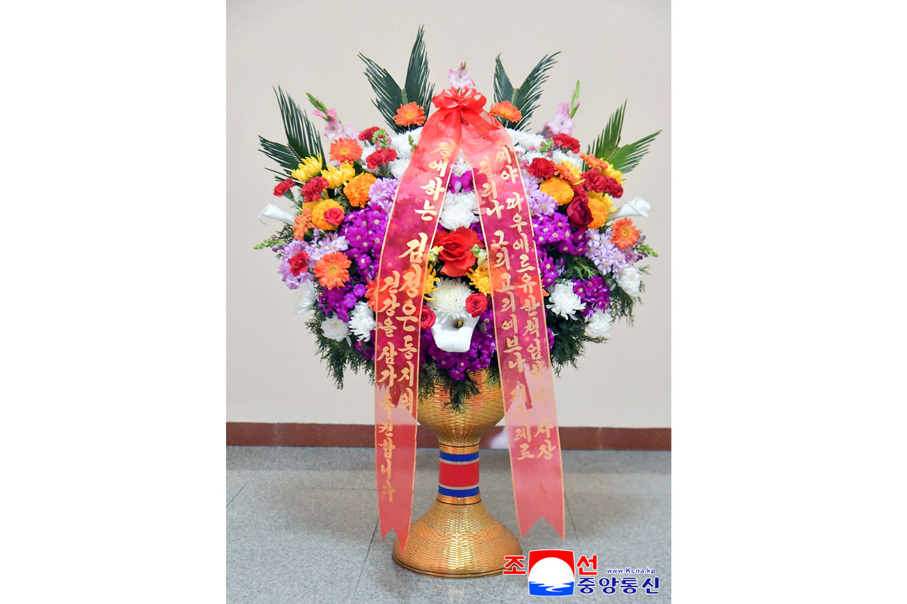 경애하는 김정은동지께 로씨야의 인사들이 꽃바구니를 보내여왔다