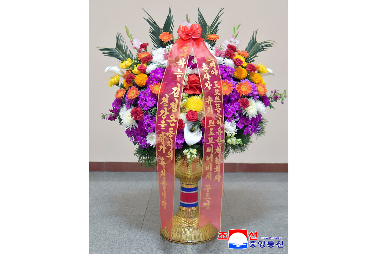 경애하는 김정은동지께 로씨야의 인사들이 꽃바구니를 보내여왔다