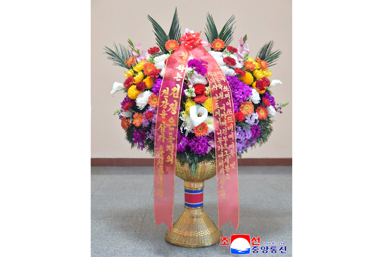 경애하는 김정은동지께 로씨야의 인사들이 꽃바구니를 보내여왔다