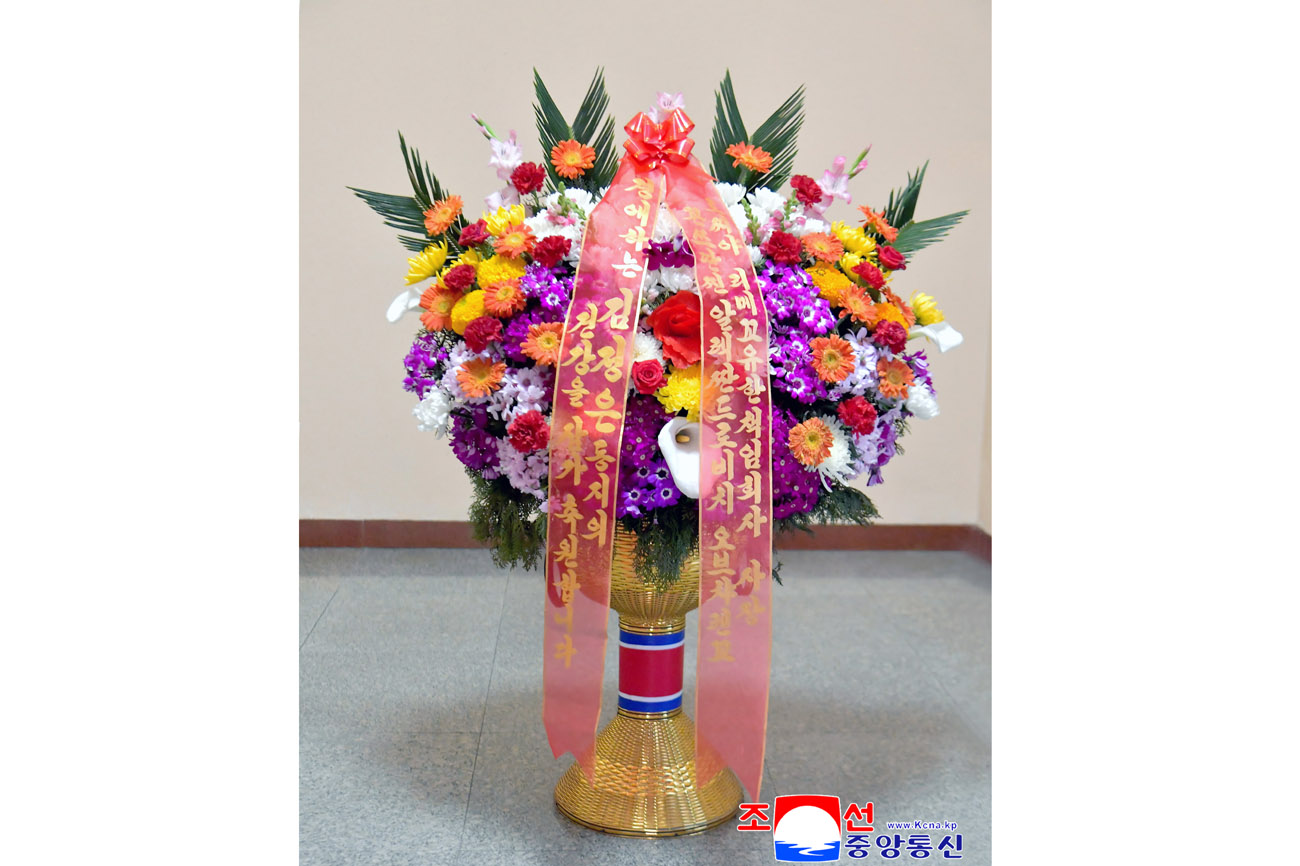 경애하는 김정은동지께 로씨야의 인사들이 꽃바구니를 보내여왔다