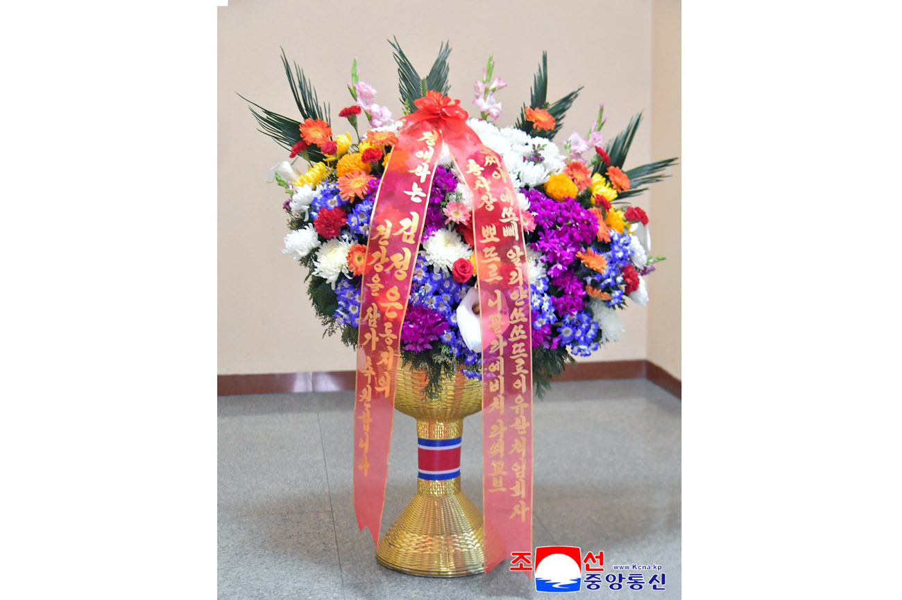 경애하는 김정은동지께 로씨야의 인사들이 꽃바구니를 보내여왔다