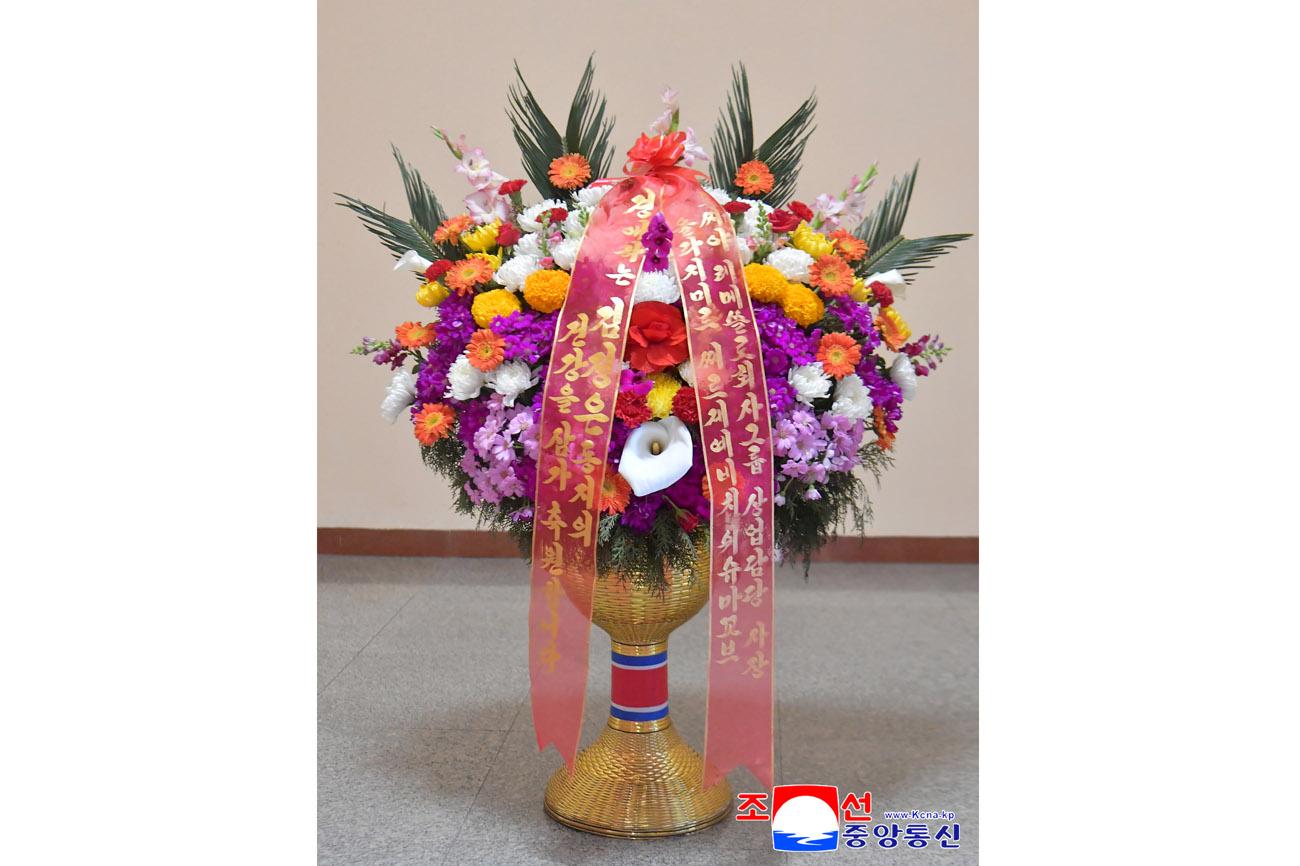 경애하는 김정은동지께 로씨야의 인사들이 꽃바구니를 보내여왔다