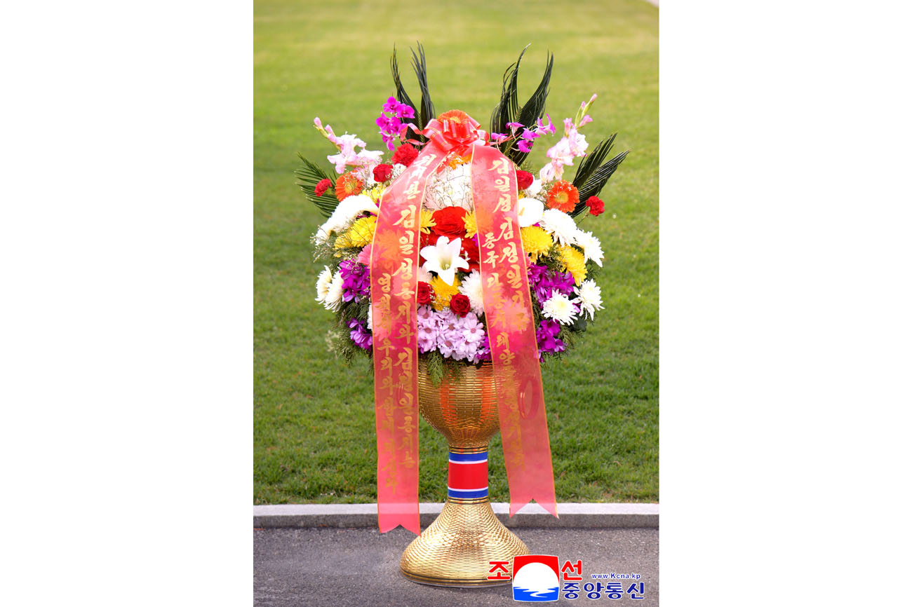 위대한 수령 김일성동지와 위대한 령도자 김정일동지의 동상에 외국의 단체, 인사, 해외연고자가족들이 꽃바구니를 보내여왔다