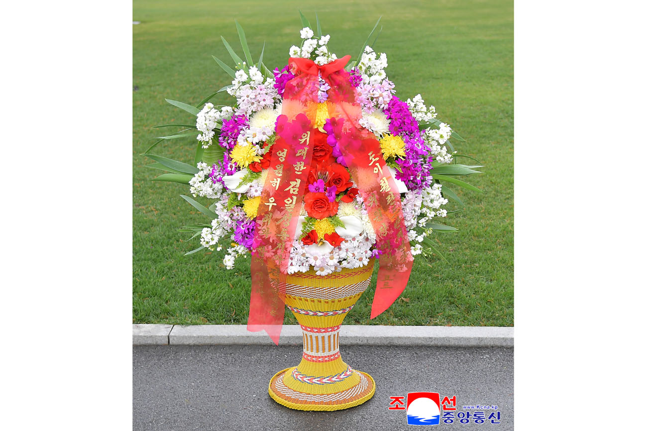 위대한 수령 김일성동지와 위대한 령도자 김정일동지의 동상에 외국의 단체, 인사, 해외연고자가족들이 꽃바구니를 보내여왔다