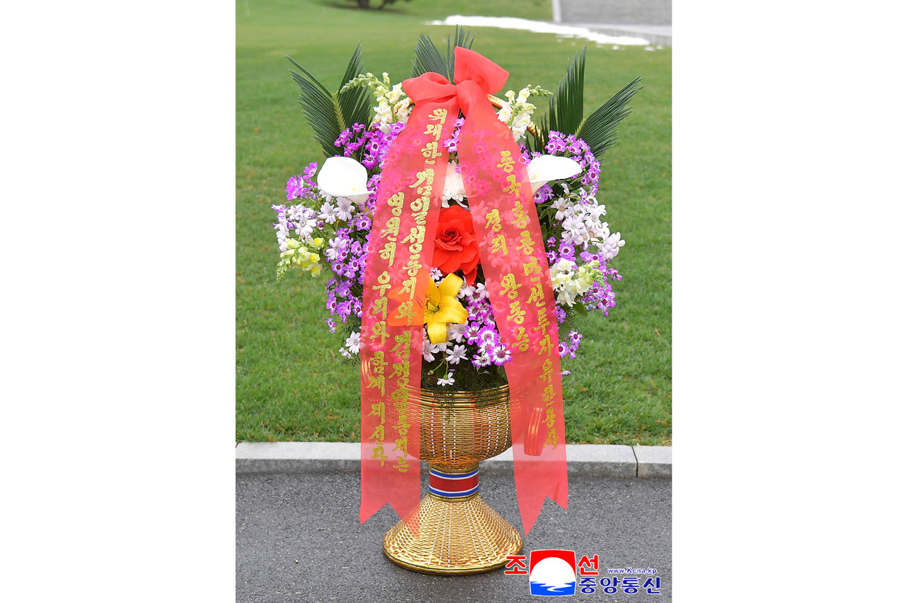 위대한 수령 김일성동지와 위대한 령도자 김정일동지의 동상에 외국의 단체, 인사, 해외연고자가족들이 꽃바구니를 보내여왔다