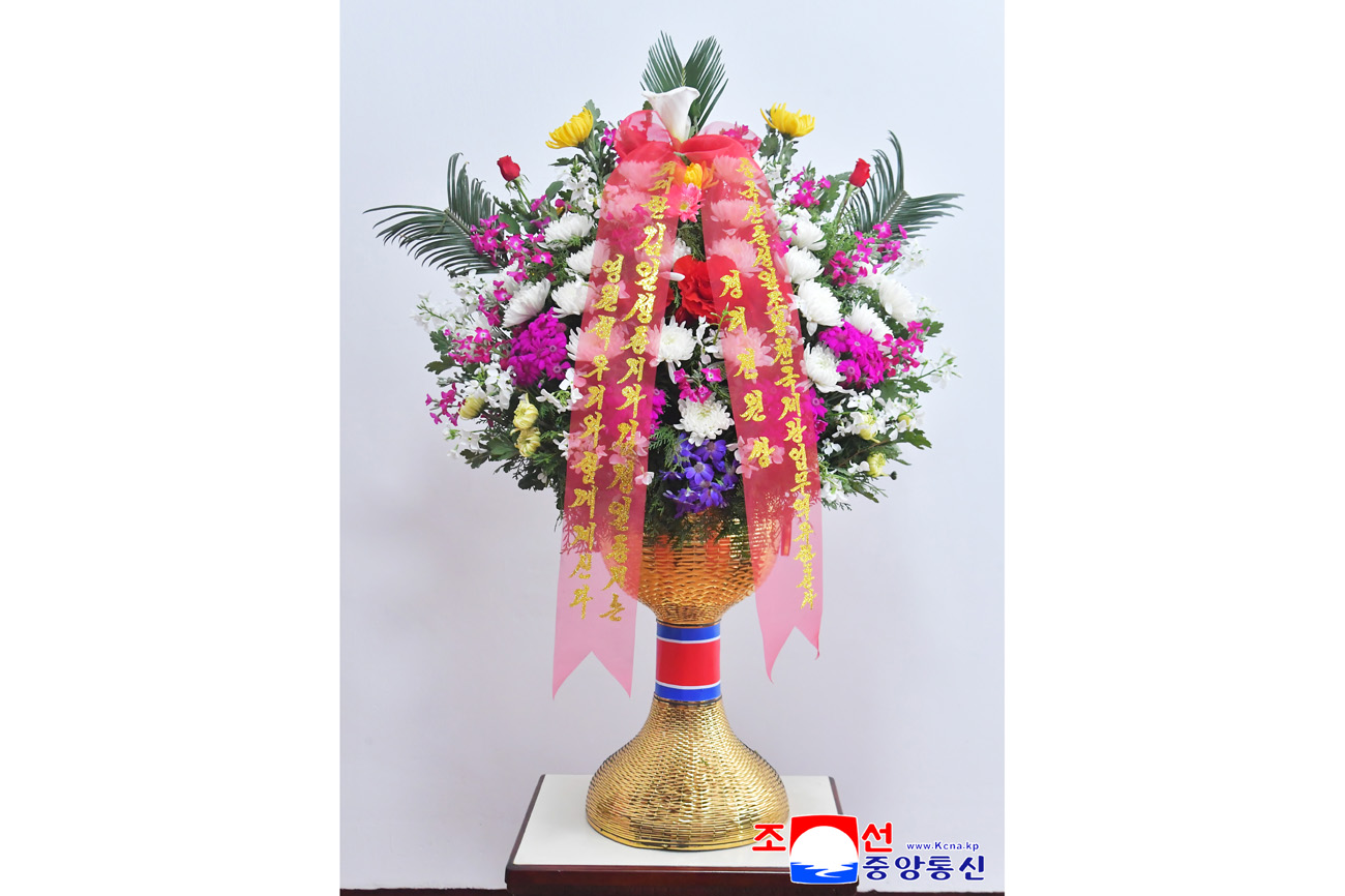 위대한 수령 김일성동지와 위대한 령도자 김정일동지의 동상에 외국의 단체, 인사, 해외연고자가족들이 꽃바구니를 보내여왔다