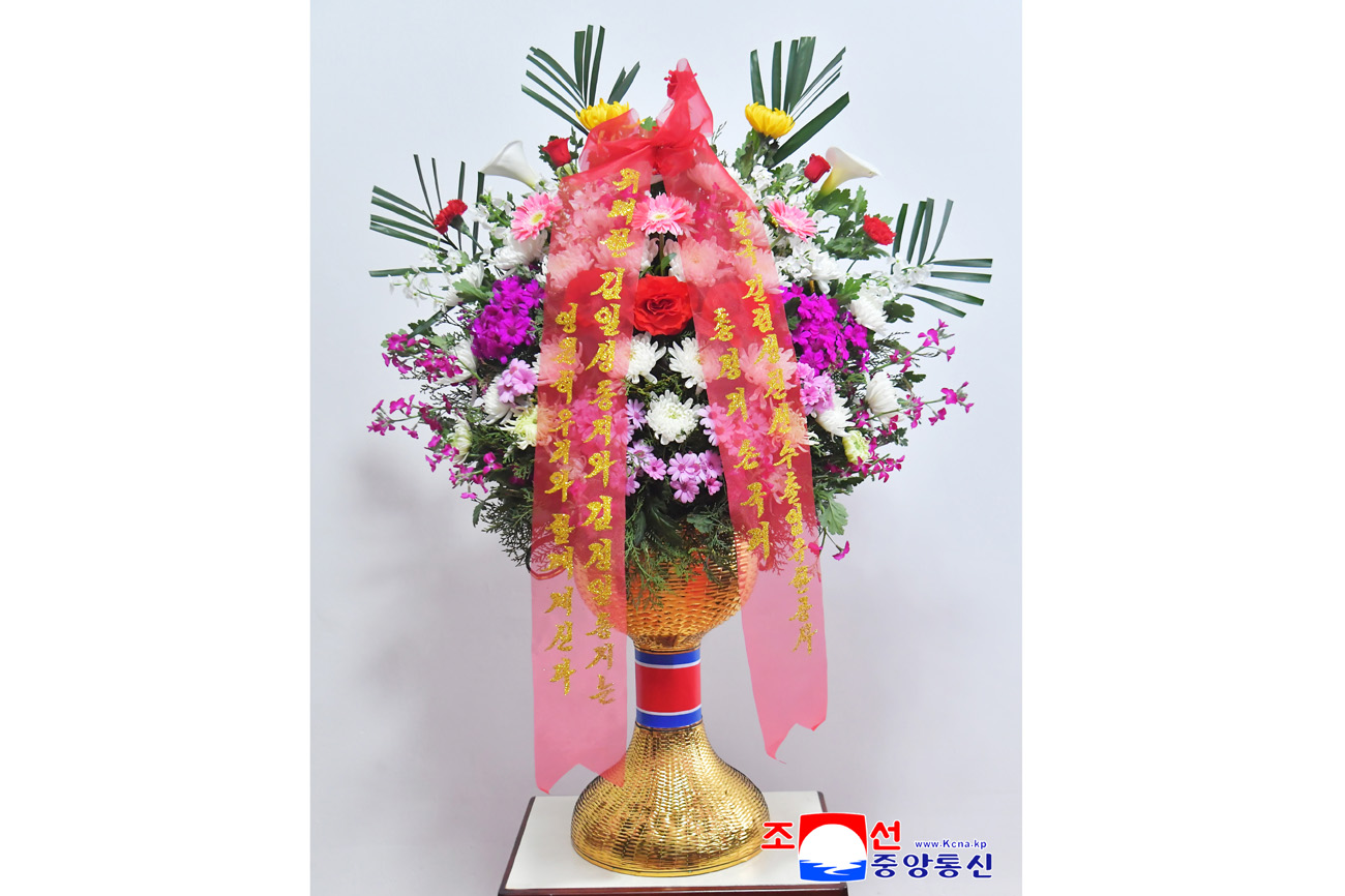 위대한 수령 김일성동지와 위대한 령도자 김정일동지의 동상에 외국의 단체, 인사, 해외연고자가족들이 꽃바구니를 보내여왔다