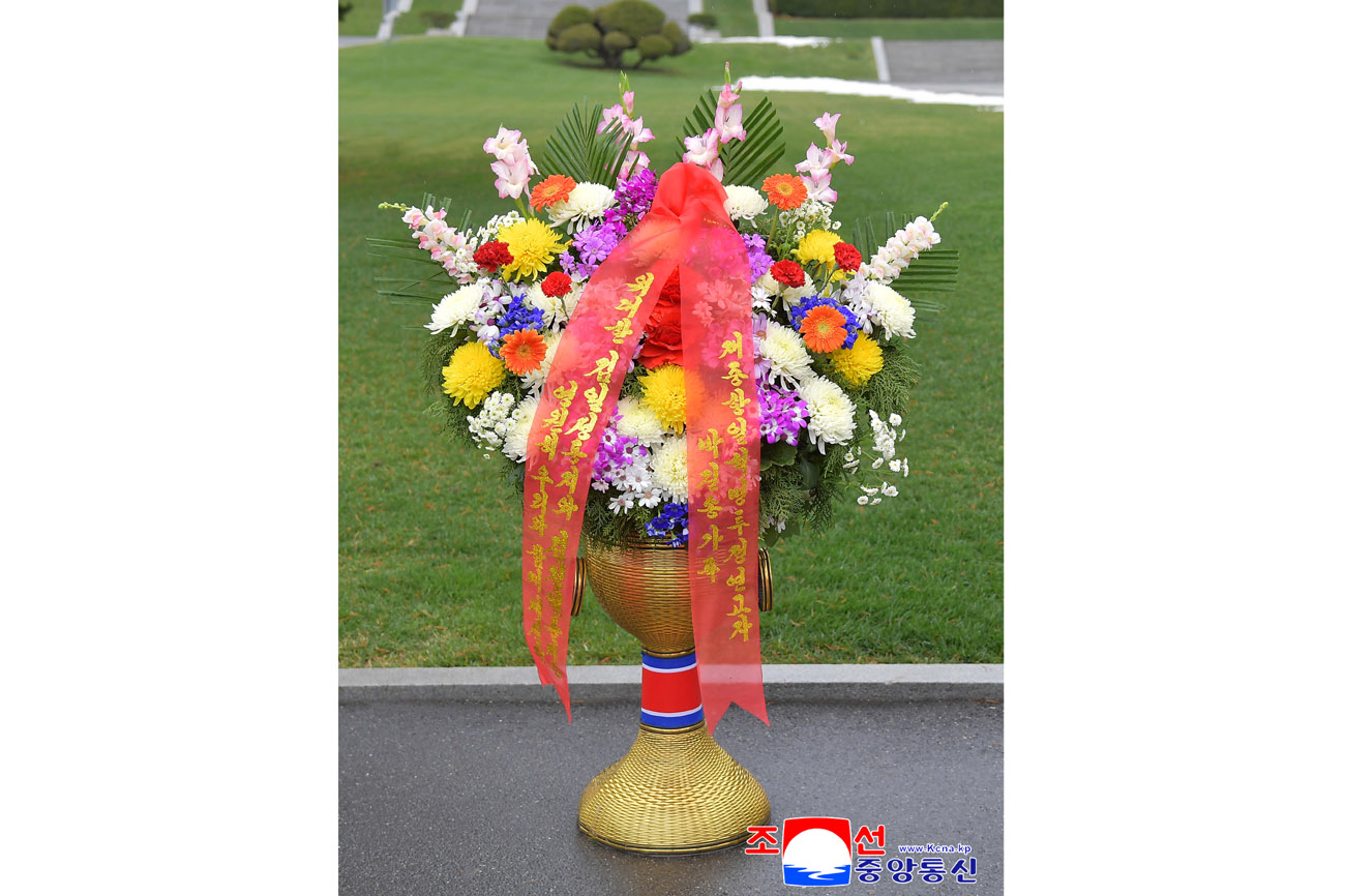 위대한 수령 김일성동지와 위대한 령도자 김정일동지의 동상에 외국의 단체, 인사, 해외연고자가족들이 꽃바구니를 보내여왔다