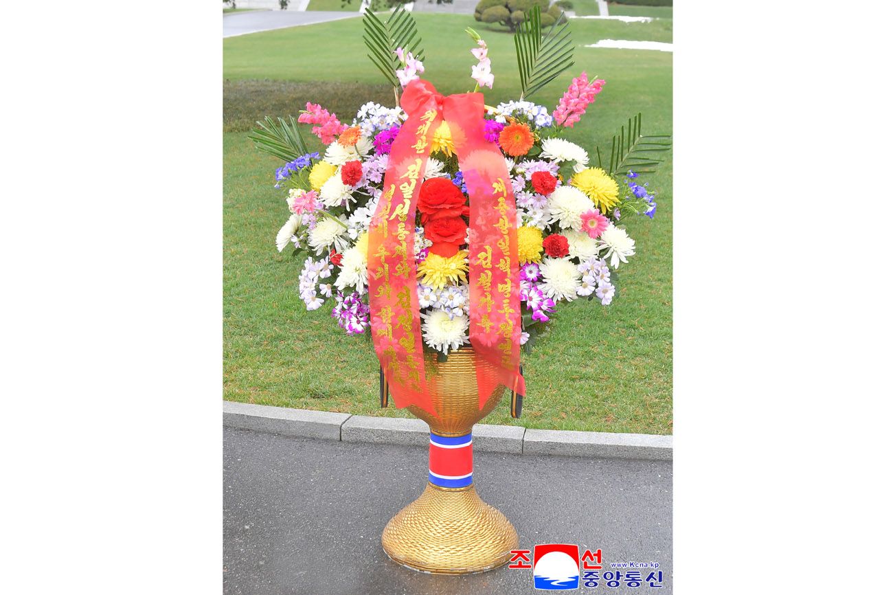 위대한 수령 김일성동지와 위대한 령도자 김정일동지의 동상에 외국의 단체, 인사, 해외연고자가족들이 꽃바구니를 보내여왔다