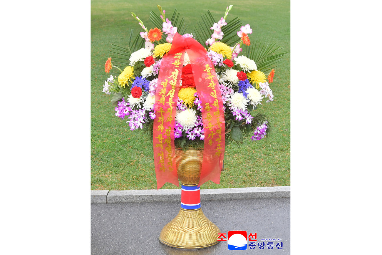 위대한 수령 김일성동지와 위대한 령도자 김정일동지의 동상에 외국의 단체, 인사, 해외연고자가족들이 꽃바구니를 보내여왔다