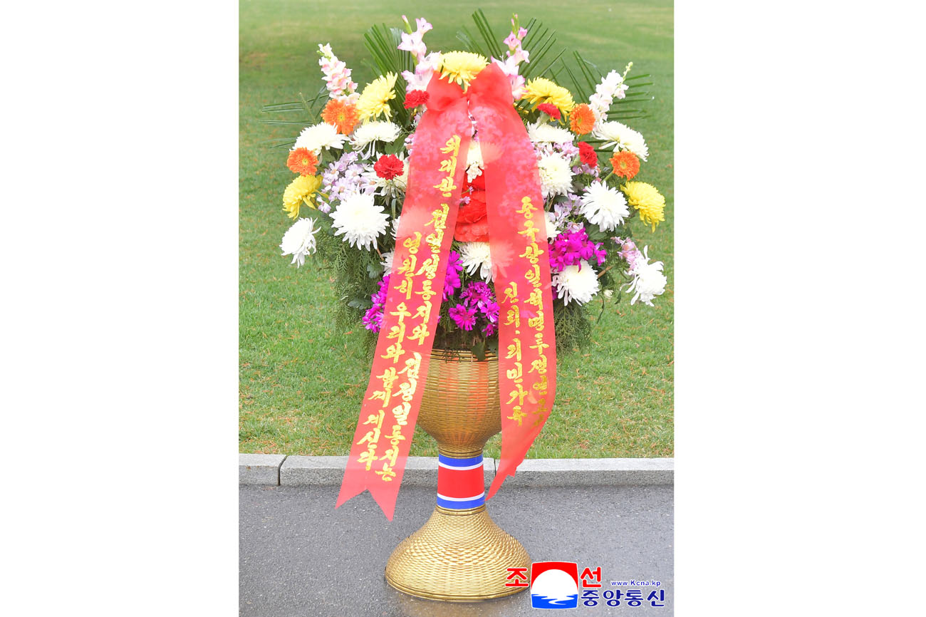 위대한 수령 김일성동지와 위대한 령도자 김정일동지의 동상에 외국의 단체, 인사, 해외연고자가족들이 꽃바구니를 보내여왔다