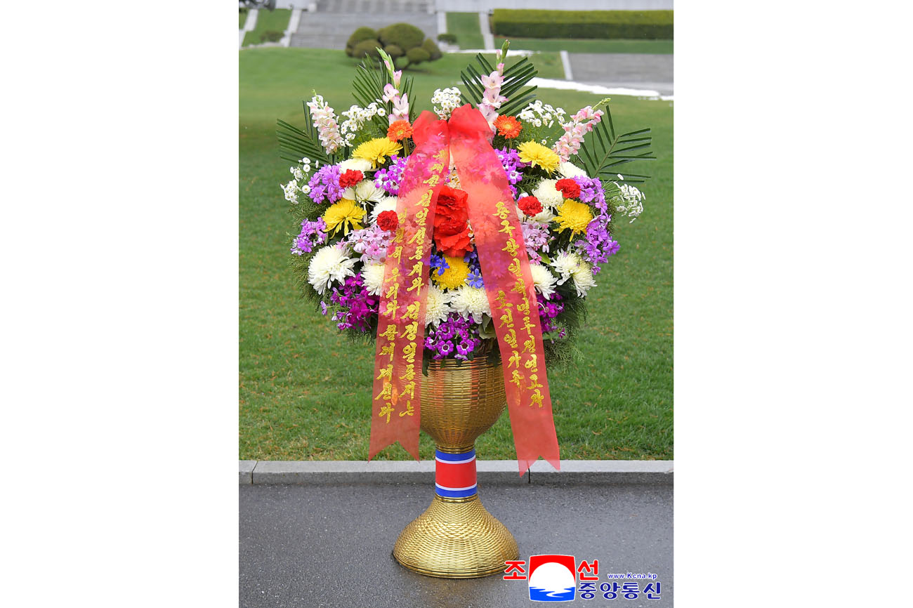 위대한 수령 김일성동지와 위대한 령도자 김정일동지의 동상에 외국의 단체, 인사, 해외연고자가족들이 꽃바구니를 보내여왔다