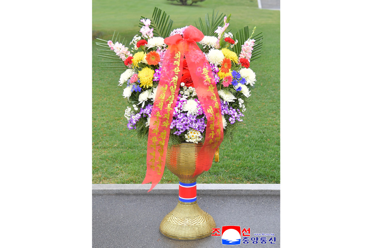 위대한 수령 김일성동지와 위대한 령도자 김정일동지의 동상에 외국의 단체, 인사, 해외연고자가족들이 꽃바구니를 보내여왔다