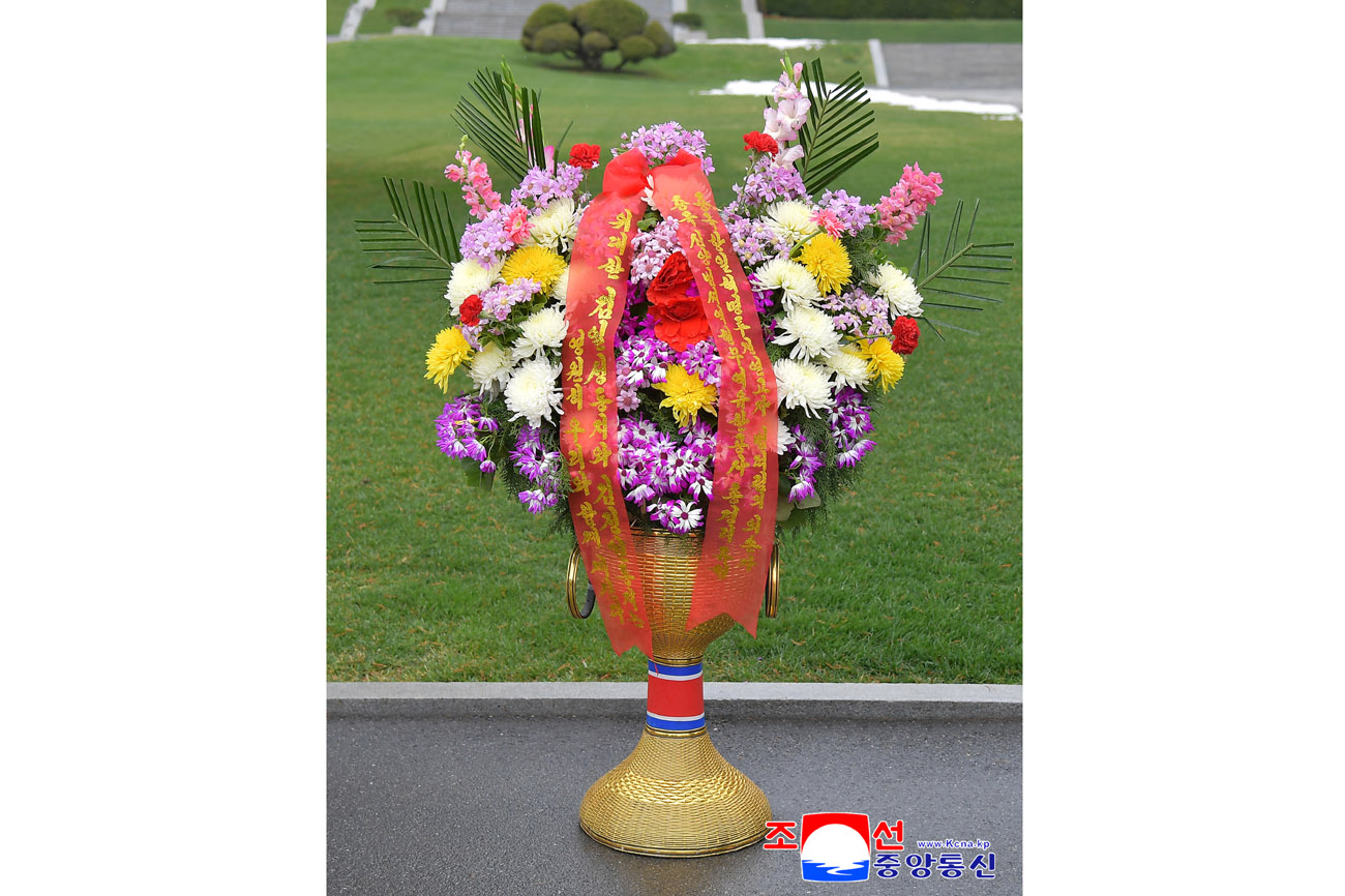 위대한 수령 김일성동지와 위대한 령도자 김정일동지의 동상에 외국의 단체, 인사, 해외연고자가족들이 꽃바구니를 보내여왔다