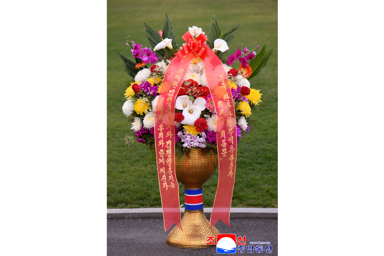 위대한 수령 김일성동지와 위대한 령도자 김정일동지의 동상에 외국의 단체, 인사, 해외연고자가족들이 꽃바구니를 보내여왔다