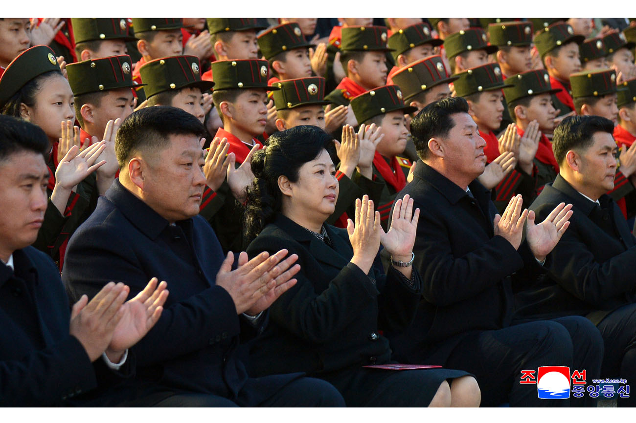 위대한 수령 김일성대원수님 탄생 113돐경축 평양학생소년궁전 예술소조원들의 종합공연 진행